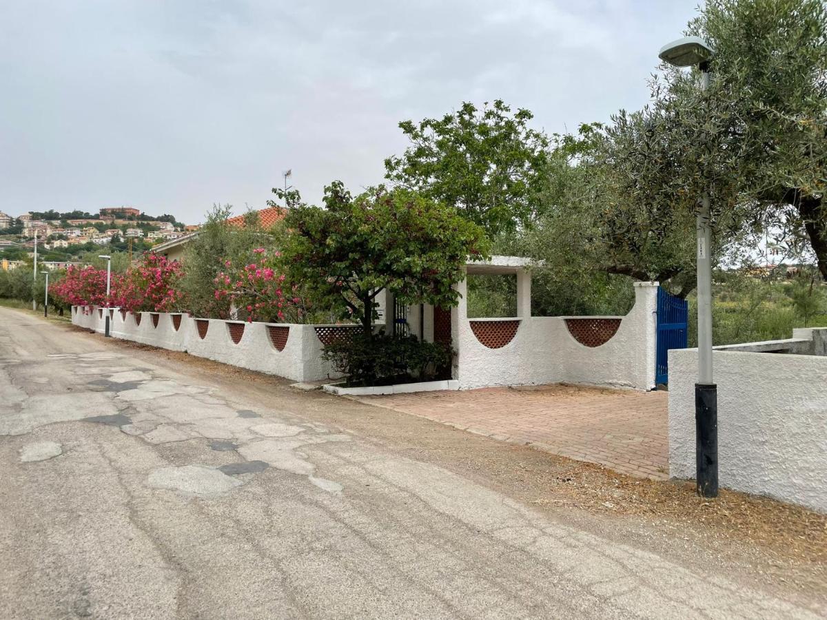 Il Giardino Degli Ulivi Villa Чита' Сант'Анджело Екстериор снимка